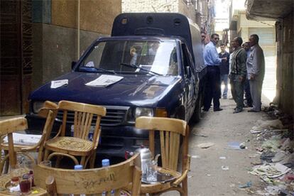 La policía egipcia rastrea Shubra el-Kheima, ciudad de Ehab Yusri, el <i>kamikaze</i> que hirió ayer a diez transeúntes.