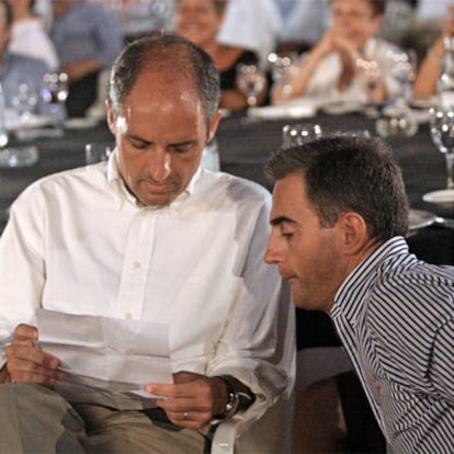 Francisco Camps y Ricardo Costa, durante un acto del PP en la plaza de Toros de Valencia, en septiembre pasado.