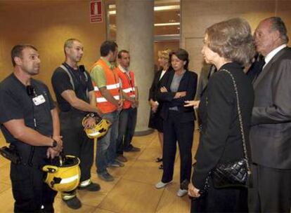 Los Reyes conversan con miembros de Bomberos y de Protección Civl que intervinieron ayer en el dispositivo de emergencia puesto en marcha tras el accidente de Spanair.