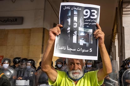 Un activista marroquí sostiene un cartel con la imagen de Suleimán Raisuni, cuya sentencia a cinco años de cárcel ha sido ratificada por el Tribunal de Casación, el 19 de julio de 2023.