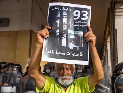 Un activista marroquí sostiene un cartel con la imagen de Suleimán Raisuni, cuya sentencia a cinco años de cárcel ha sido ratificada por el Tribunal de Casación, el 19 de julio de 2023.