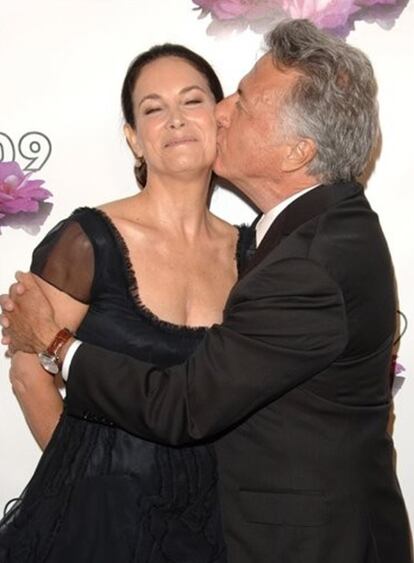 A pesar de que se conocieron en la década de los 50, cuando ambos estudiaban arte dramático en Nueva York, no fue hasta el 2004 cuando Dustin Hoffman y Barbra Streisand coincidieron en un set para representar a una pareja de casados en <i>Los padres de él</i>. "El primer día de rodaje", ha relatado recientemente Hoffman, "le pregunté directamente a Barbra: '¿Por qué no me casé contigo?'". Y es que el actor realmente se lo pregunta. En una entrevista de la revista <i>Saga</i>, Hoffman, de 71 años, felizmente casado con Lisa Gottsegen, con quien aparece en la foto y tiene cuatro hijos, admite que siempre se ha imaginado cómo habría sido la vida junto a la Streisand. "En ese momento ella me contestó: 'Porque nos habríamos matado el uno al otro'".