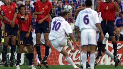 Zidane marca un gol de falta ante España en la Eurocopa 2000.