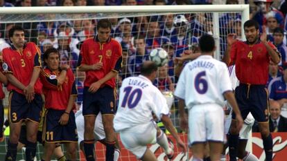 Zidane marca un gol de falta ante España en la Eurocopa 2000.