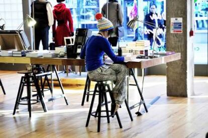 Interior de una tienda en el centro comercial de Victoria Square, Belfast.