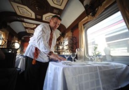 Un camarero en el lujoso vagón-restaurante del Transiberiano, que conecta Moscú y Pekín.