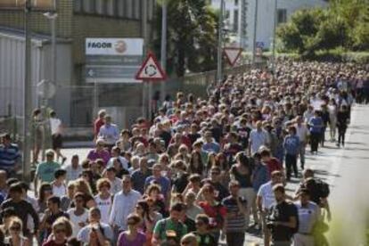 Socios y trabajadores de Fagor Electrodomésticos durante ina manifestación en Arrasate (Guipúzcoa), para demandar soluciones tras la solicitud de preconcurso de acreedores presentada por la empresa. EFE/Archivo