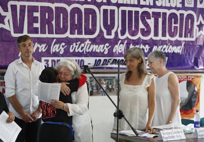 Magistrados internacionales saludan a una víctima, durante la lectura de la sentencia del Tribunal Popular de Siloé, este 20 de febrero.