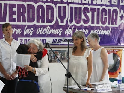 Magistrados internacionales saludan a una víctima, durante la lectura de la sentencia del Tribunal Popular de Siloé, este 20 de febrero.
