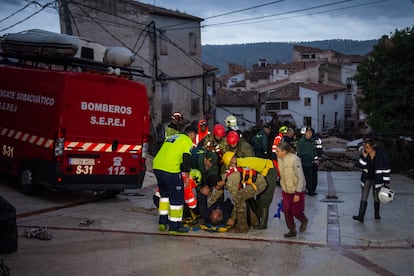 Los servicios de emergencias ayudan en las labores de rescate, en Letur, Albacete, este martes.