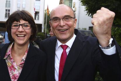 El primer ministro de Mecklenburg-Western Pomerania y el candidato principal del Partido Socialdemócrata (SPD), Erwin Sellering, y su mujer celebran los resultados de los comicios.