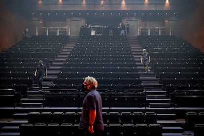 El Teatro Central ha marcado las butacas a ocupar con pegatinas de colores. Solo las que lleven el distintivo podrán ser utilizadas. El resto sirve para crear la distancia de seguridad.