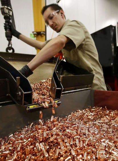 Un trabajador manipula carcasas de munición en la fábrica Barnes Bullets en Mona, en el estado de Utah (EE UU).