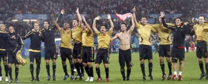 Los jugadores españoles celebran la clasificación para la final tras el partido. A la derecha, los Príncipes de Asturias, durante el encuentro.