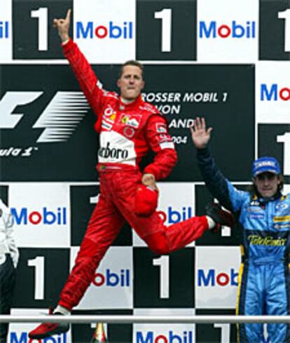 Michael Schumacher celebra su victoria ante Alonso, tercero en Hockenheim.