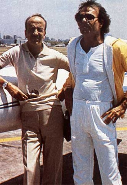 El doctor Iglesias, junto a su hijo, el cantante Julio Iglesias, en 1981.