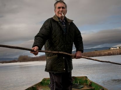 Francisco Abaldea 'el Duende' en su barca, en el río Guadiana.