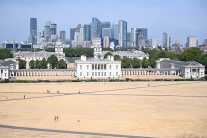 Varias personas caminan sobre el terreno reseco en Grenwich Park, en Londres, el día 6.
