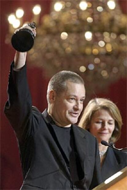 Jean-Pierre Jeunet recoge el premio a la mejor película europea por <i>Amélie. </i>Junto al director, la actriz Charlotte Rampling.