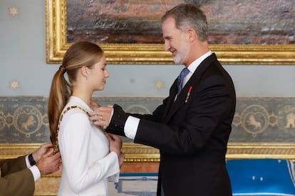 El Rey impone a su hija el Collar de la Orden de Carlos III a su hija, la princesa Leonor, este mediodía en el Palacio Real de Madrid.