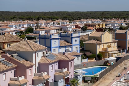 Viviendas con piscina en Matalascañas, con el parque nacional de Doñana al fondo.