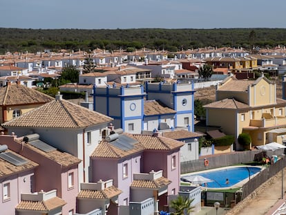 Viviendas con piscina en Matalascañas, con el parque nacional de Doñana al fondo.