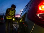 Agentes de Guardia Civil realizan un control en la carretera A-4, en Madrid (España), a 9 de octubre de 2020. El Ministerio del Interior ha comenzado a desplegar un amplio operativo de controles policiales en Madrid y el resto de municipios afectados por las restricciones de movilidad en aplicación del estado de alarma aprobado este viernes en una reunión extraordinaria del Consejo de Ministros, según han adelantado a Europa Press fuentes policiales.
Joaquin Corchero / AFP7 / Europa
09/10/2020