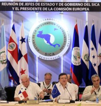 Los presidentes de Panamá, Ricardo Martinelli (i) y de la Comisión Europea, José Manuel Durao Barroso (c), participan en la Cumbre de Jefes de Estado y de Gobierno del SICA en un complejo turístico en la localidad de Farallón (Panamá).