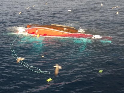 El pesquero 'Maremi' volcado en la madrugada del 15 de julio a nueve millas al norte de Cabo Mayor, al oeste de Santander. Foto cedida por el Gobierno de Cantabria.