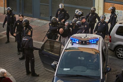 La policía arresta a un activista junto al domicilio de Carmen Martínez Ayuso. PAH Vallecas critica a las autoridades de haber acordonado la zona desde las siete de mañana y haber desplazado siete lecheras de la Policía Nacional. En el primer intento de desahucio, hace un mes, tan solo acudió un coche de la Policía Local, asegura la plataforma.