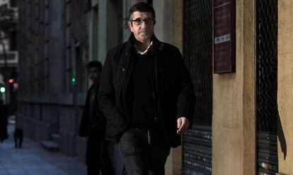 Patxi López camina por la calle de Ferraz, en Madrid, para asistir a una reunión del PSOE, este domingo.