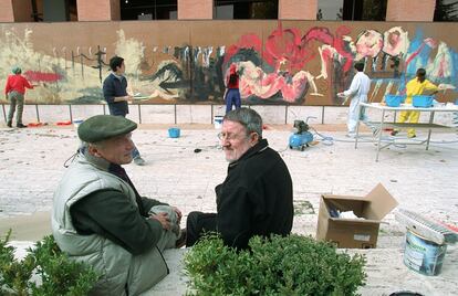 Los pintores Antonio López (izquierda) y Juan Genovés, en un taller de pintura al aire libre en la Universidad Complutense de Madrid, en 2003.