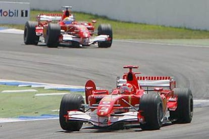 Los pilotos de Ferrari Michael Schumacher (delante) y Felipe Massa en acción durante la prueba del Gran Premio de Alemania celebrada en el circuito de Hockenheim.