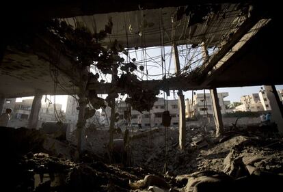 Vista desde el interior de la mezquita de Gaza completamente destruida durante los bombardeos, el 30 de julio de 2014.