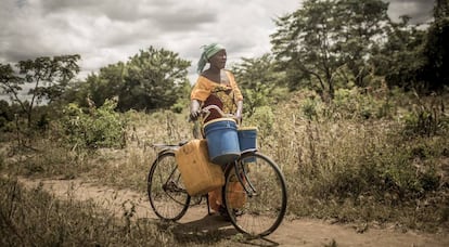 Aisha Bahari, de 35 años, se dirige a la bomba de agua.