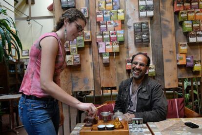 Ahmed Rahin, en el jardín del té de su establecimiento, Numi Tea, en San Francisco.