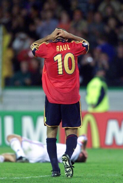 Uno de los pocos puntos negros de la carrera de Raúl. En el último minuto de los cuartos de final de la Eurocopa del 2000, contra Francia, falló un penalti que hubiera supuesto el empate a dos. Raúl es el máximo goleador de la selección con 44 tantos, uno más que David Villa.