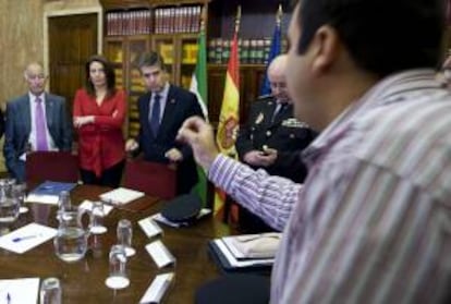 El director de la Policía, Ignacio Cosidó (c), acompañado por la delegada del Gobierno en Andalucía, Carmen Crespo (2i), durante la reunión que mantuvo, hoy en Almería, con los representantes del sector agrícola para analizar los problemas que más les afectan y las actuaciones desarrolladas para prevenir y perseguir los delitos cometidos en las plantaciones y cultivos de la región.