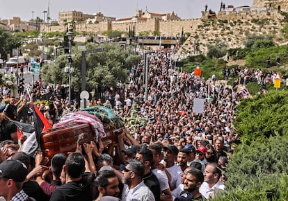 Asistentes al funeral de Shireen Abu Aklel trasladan su ataúd desde la iglesia al cementerio. 