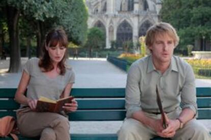 Owen Wilson charla con Carla Bruni en un momento de &#039;Midnight in Paris&#039;