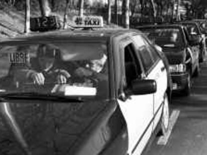 b 38805 (16/dic/00) -color- Colas de taxis para ajustar los taximetros con las nuevas tarifas, Barcelona. -foto: Manolo S. Urbano.