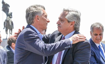 Mauricio Macri y Alberto Fernández se abrazan este domingo tras una homilía en la Basílica de Luján.