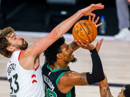 Marc Gasol tapona un lanzamiento de Marcus Smart.