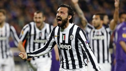 Pirlo celebra su gol al Fiorentina