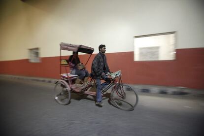 Simrat, de 24 años, trabaja en un institución cultural. "He tomado la decisión de seguir usando el transporte público porque creo que tengo tanto derecho como los hombres. No hacerlo por la amenaza de ser agredida significaría limitar mi vida y mi independencia", explica.