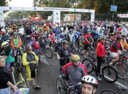 Centenares de ciclistas esperan la salida en la calle de Menéndez Pelayo.