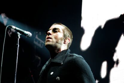 Liam Gallagher, cantante del grupo Oasis, en un momento del concierto en el Pabellón Olímpico de Badalona, en 2009