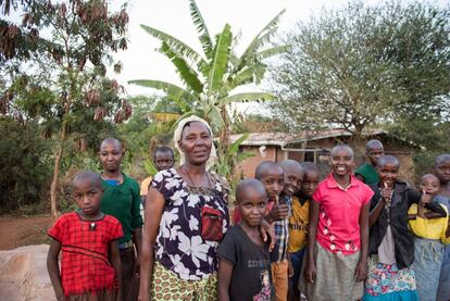 Anna Musymi, un de las cien abuelas de Nyumbani, con los hu&eacute;rfanos de los que cuida en la aldea.