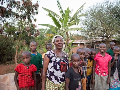 Anna Musymi, un de las cien abuelas de Nyumbani, con los hu&eacute;rfanos de los que cuida en la aldea.