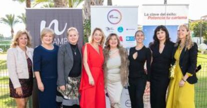 La fundadora de Marbella Family, Helena Olcina (cuarta desde la izquierda), junto a socias de Sinergias Femeninas.